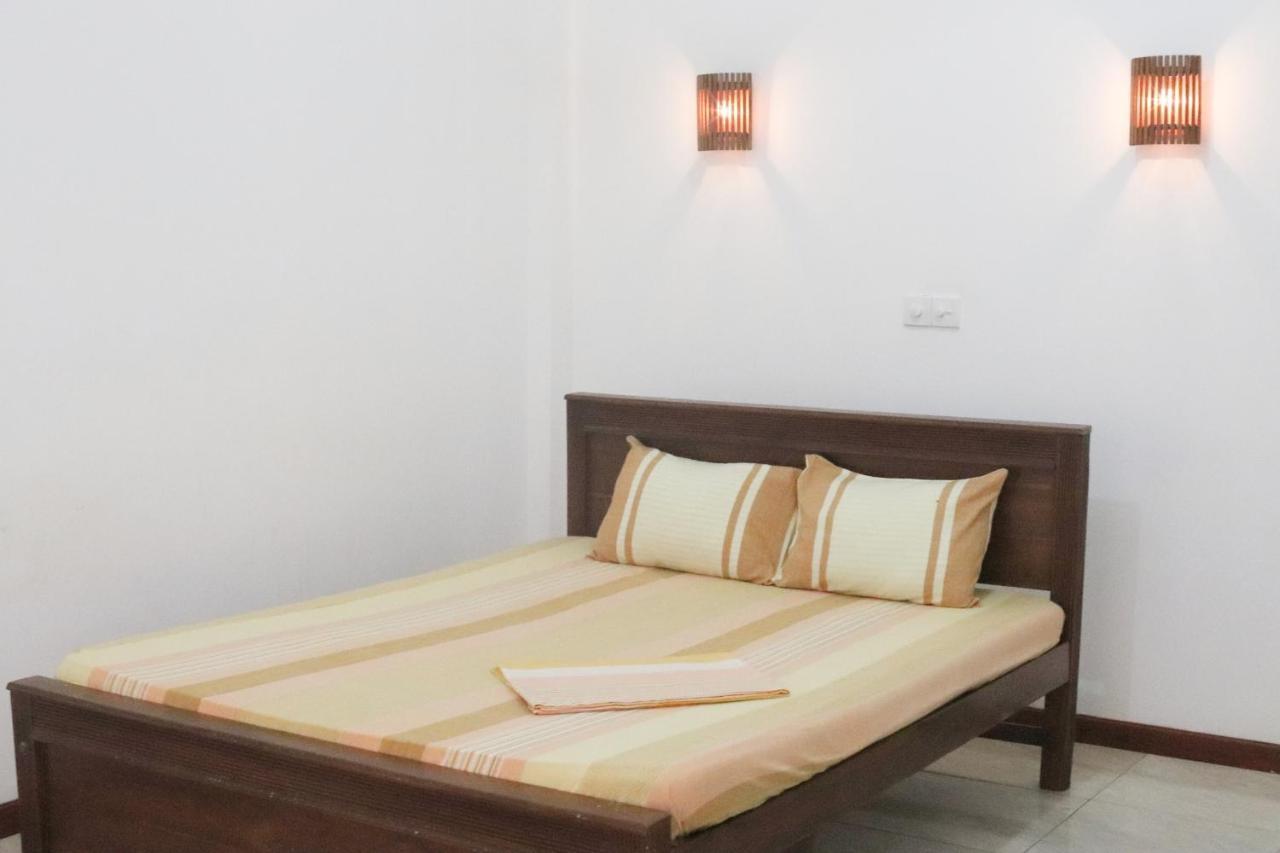 Long Beach Guest House Хиккадува Экстерьер фото